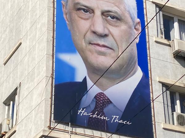 Hashim Thaci, Gründerfigur des Kosovo, auf einem Plakat in Pristina. Er steht inzwischen wegen Kriegsverbrechen in Den Haag vor Gericht.