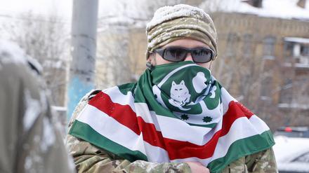Mitglieder des tschetschenischen Dschochar-Dudajew-Bataillons demonstrieren 2016 vor der russischen Botschaft in Kiew.