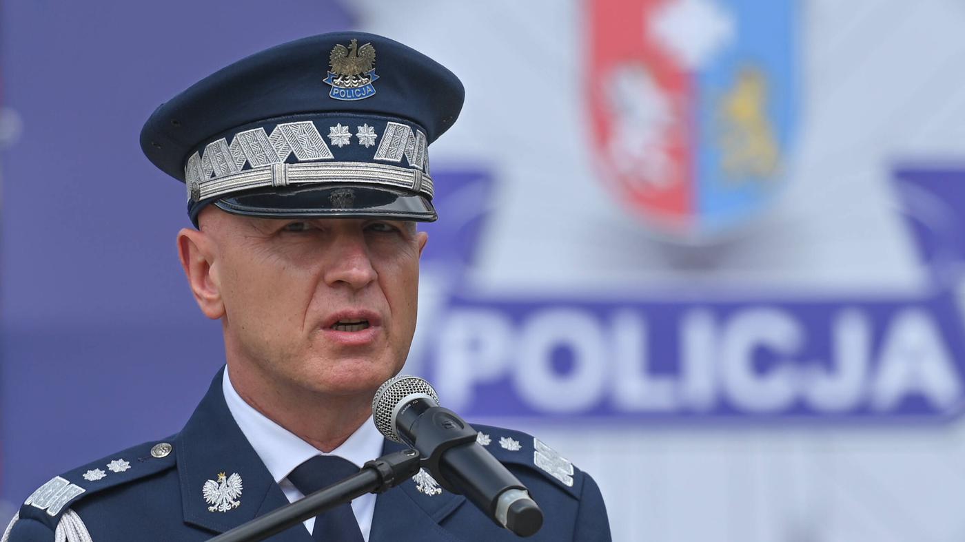 Najwyraźniej szef polskiej policji przypadkowo wystrzelił z granatnika w swoim biurze