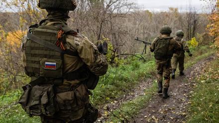 Ehemalige russische Armeeangehörige, die sich freiwillig zur Teilnahme an der russischen Militäroperation gemeldet haben, sind an der Frontlinie in der Volksrepublik Lugansk zu sehen (Symbolbild).