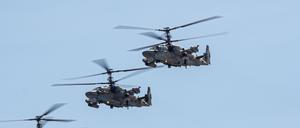 K-52-Hubschrauber fliegen in Formation bei der Parade zu Ehren des Sieges 2020.
