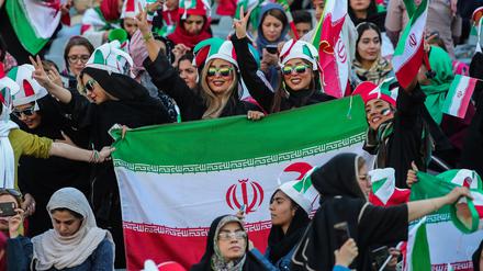 Frauen jubeln auf der Tribüne im Asadi-Stadion in Teheran während der WM-Qualifikation im Jahr 2019 (Archivbild).