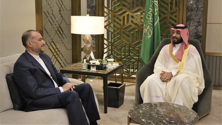 Bei dem Treffen hätten der saudische Kronprinz und der iranische Außenminister Möglichkeiten der künftigen Zusammenarbeit ihrer Länder ausgelotet.