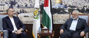 Der iranische Außenminister Hussein Amirabdollahian (links) trifft sich in Katar mit Ismail Hanija, dem Chef der islamistischen Palästinenserorganisation Hamas.