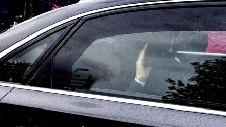 Silvio Berlusconi, ehemaliger Ministerpräsident von Italien, winkt, während sein Auto an Fotografen und Reportern vorbeifährt, als er das Krankenhaus San Raffaele verlässt.