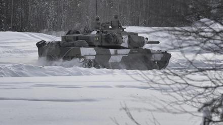 24.02.2023, Schweden, Boden: Leopard-2-Panzer werden anlässlich des ersten Jahrestages der russischen Invasion in der Ukraine beim Norrbotten-Regiment I19 gezeigt. Schweden will der Ukraine bis zu zehn Leopard-2-Panzer liefern. Die russische Armee hatte die Ukraine am 24.02.2022 überfallen. Foto: Andreas Sjolin/TT News Agency/AP/dpa +++ dpa-Bildfunk +++
