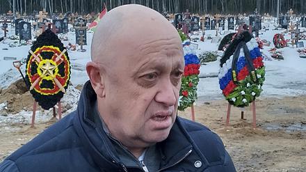 Der Leiter der Wagner-Gruppe, Jewgeni Prigoschin, nimmt an der Beerdigung von Dmitri Menshikov, einem Kämpfer der Wagner-Gruppe, der während eines Spezialeinsatzes in der Ukraine ums Leben kam, auf dem Friedhof Beloostrovskoye außerhalb von St. Petersburg, Russland, teil. 