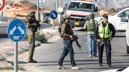 Israelische Sicherheitskräfte am Tatort südlich der Stadt Nablus