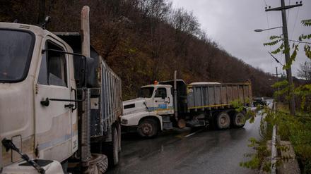 Hunderte ethnischer Serben errichteten am Samstag Barrikaden auf einer Straße im Norden des Kosovo und blockierten den Verkehr über die beiden wichtigsten Grenzübergänge nach Serbien, wie die Polizei mitteilte. 
