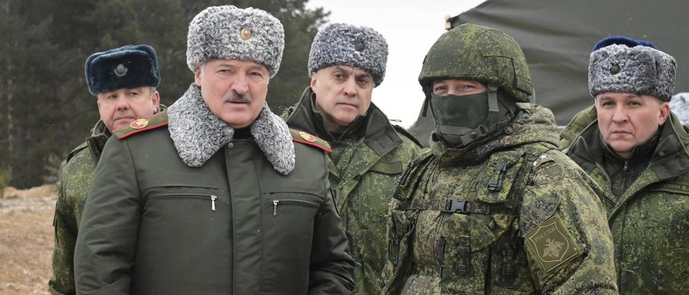 Das von der belarussischen Staatsagentur BelTA via AP zur Verfügung gestellte Foto zeigt Alexander Lukaschenko (vorne l), Präsident von Belarus, während seines Treffens mit Spitzenbeamten des Militärs auf dem Truppenübungsplatz Obus-Lesnowski.