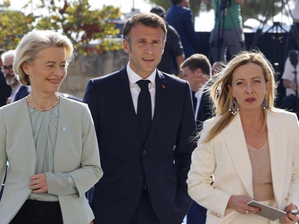 Il primo ministro italiano Giorgia Meloni, la presidente della Commissione europea Ursula van der Leyen e il presidente francese Emmanuel Macron lasciano Piazza Castiglia dopo una foto di famiglia durante il vertice UE-MED9 sulla migrazione a Malta.