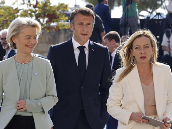 Il primo ministro italiano Giorgia Meloni, la presidente della Commissione europea Ursula von der Leyen e il presidente francese Emmanuel Macron lasciano Piazza Castiglia dopo aver scattato una foto di famiglia durante il 9° vertice UE-Mediterraneo sulla migrazione a Malta.