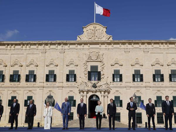 Una foto di famiglia in Piazza Castiglia durante il vertice UE-MED9 sulla migrazione a Malta