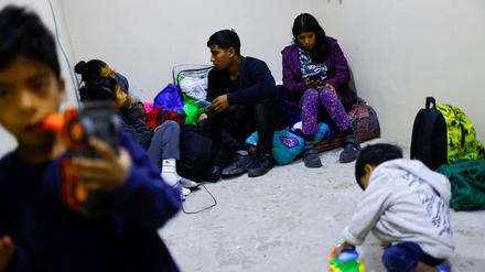 Migrants seeking asylum in the U.S. use their phones to access the U.S. Customs and Border Protection (CBP) CBP ONE application to request an appointment at a land port of entry to the U.S., at a shelter in Ciudad Juarez, Mexico January 17, 2023. REUTERS/Jose Luis Gonzalez