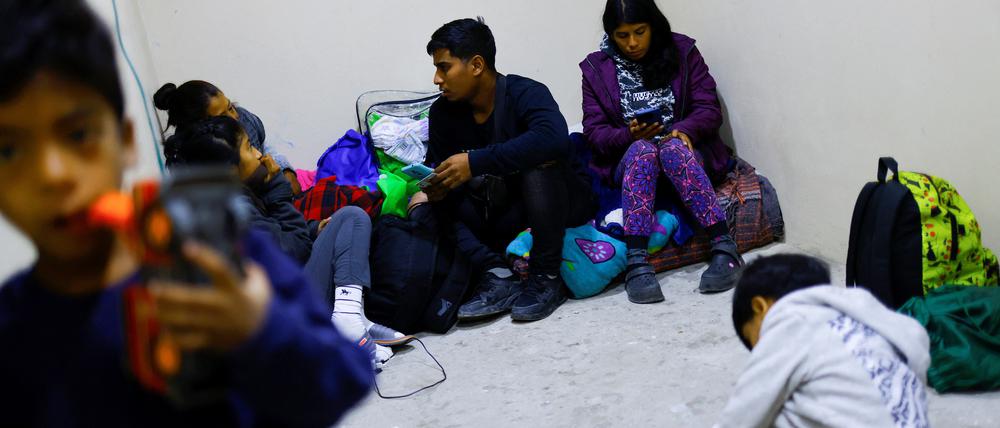 Migrants seeking asylum in the U.S. use their phones to access the U.S. Customs and Border Protection (CBP) CBP ONE application to request an appointment at a land port of entry to the U.S., at a shelter in Ciudad Juarez, Mexico January 17, 2023. REUTERS/Jose Luis Gonzalez