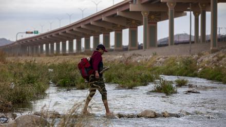 Ein Migrant durchquert den Rio Grande, um von Mexiko aus amerikanischen Boden zu erreichen und dort Asyl zu beantragen.