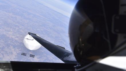 Ein Pilot der U.S. Air Force blickt auf den mutmaßlichen chinesischen Überwachungsballon hinab (Archivbild).