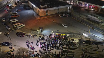 28.03.2023, Mexiko, Ciudad Juarez: Menschen nehmen an einer Mahnwache für die Opfer eines Brandes in einer Sammelstelle einer Einwanderungsbehörde teil. Nach einem Brand mit meheren Todesopfern in einer Einrichtung für festgenommene Migranten wird Kritik an den zuständigen Behörden laut. In einem Video einer Überwachungskamera der Sammelstelle der Einwanderungsbehörde waren mehrere Männer in einem abgeschlossenen Raum mit Gittern zu sehen, als Migranten ihre Matratzen in Brand steckten. Beamten liefen in ein Nebenzimmer, anstatt die Tür zu öffnen, als sich Flammen und schwarzer Rauch ausbreiteten. Innenminister López bestätigte am Dienstag (Ortszeit), dass das Video echt sei. Foto: Christian Chavez/AP +++ dpa-Bildfunk +++