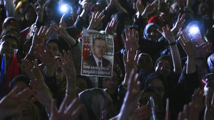 Anhänger des türkischen Präsidenten Erdogan jubeln in der Parteizentrale in Ankara (Symbolbild)