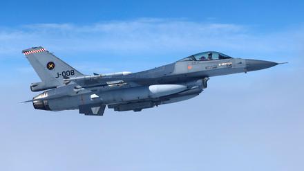Ein F-16-Kampfjet der niederländischen Luftwaffe fliegt während eines Medientages (Symbolbild)
