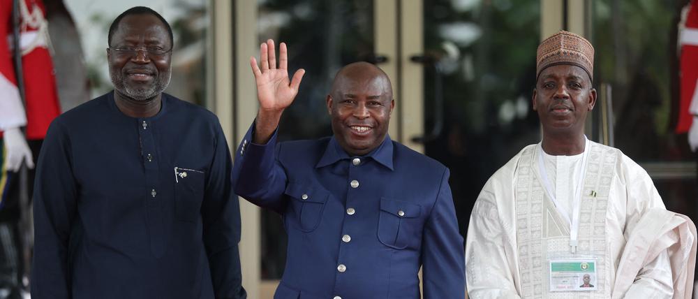 Auch die Präsidenten von Burundi und Mauretanien, die keine Ecowas-Mitglieder sind, nehmen auf deren Einladung an dem Treffen teil.