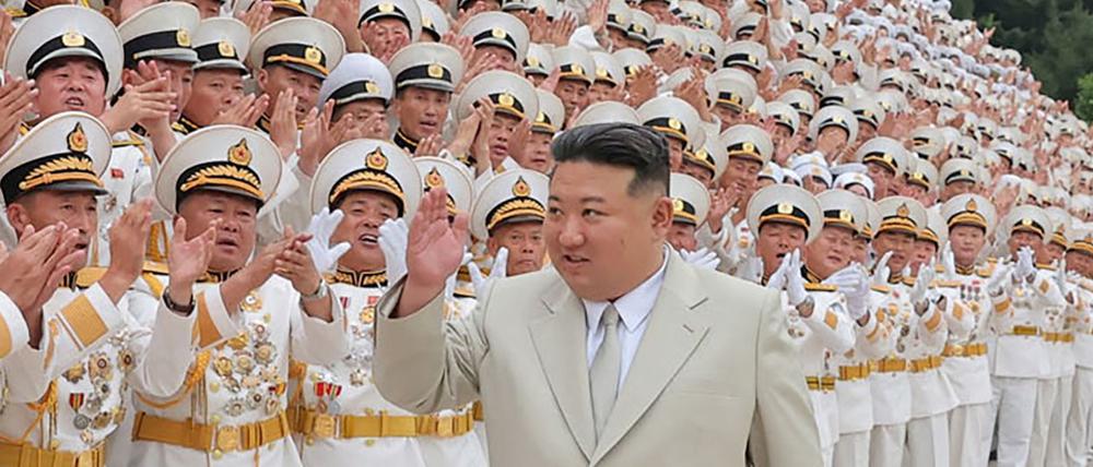Kim Jong Un beim Besuch des Marinekommandos der Volksarmee anlässlich des Tages der Marine