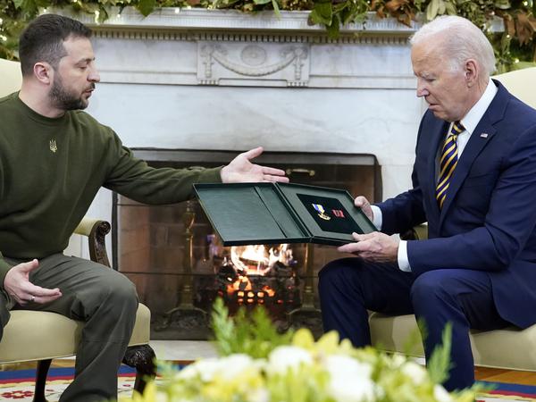 Wolodymyr Selenskyj überreicht Joe Biden ein Geschenk im Oval Office des Weißen Hauses.