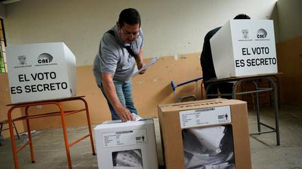 Menschen wählen in einem Wahllokal während der Präsidentschaftswahlen in Ecuador.