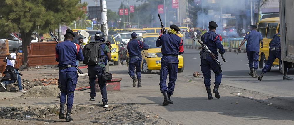 18.01.2023, Demokratische Republik Kongo, Goma: Die Polizei stößt mit Demonstranten zusammen, die gegen die geplante Ankunft südsudanesischer Truppen demonstrierten, die sich kenianischen Streitkräften anschließen sollen, um die kongolesische Armee bei ihrem Kampf gegen die M23-Rebellen zu unterstützen. Die Polizei bezeichnete den Protest als nicht genehmigt. Foto: Moses Sawasawa/AP/dpa +++ dpa-Bildfunk +++