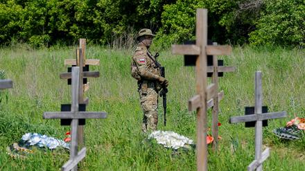 Ein bewaffneter Soldat steht während einer Beerdigungszeremonie auf einem Friedhof in Luhansk (Symbolbild).