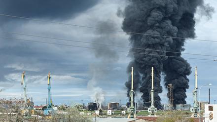 Grauer Rauch steigt über einem brennenden Öllager im Sewastopoler Stadtteil Kazachya Bukhta auf. 