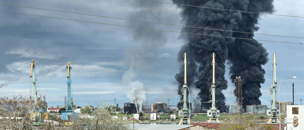 Grauer Rauch steigt über einem brennenden Öllager im Sewastopoler Stadtteil Kazachya Bukhta auf (Symbolbild).