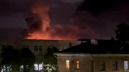 Eine Explosion erhellt den Himmel, als das russische Militär einen Drohnenangriff auf einen Flughafen in der nordwestlichen Stadt Pskow abwehrt (Archivbild)