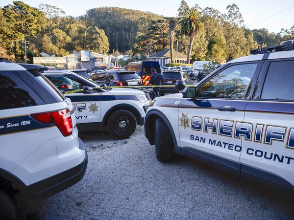 Die Strafverfolgungsbehörden, darunter das San Mateo County Sheriff’s Office, untersucht einen Tatort.