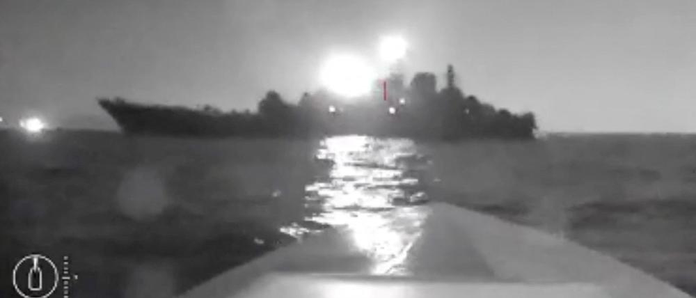 Ein Video einer Seedrohne zeigt die Silhouette des Schiffes „Olenegorski gornjak“ in der Nähe des Hafens von Noworossijsk.