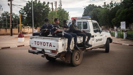 ARCHIV - 06.10.2019, Niger, Niamey: Bewaffnete Polizisten sitzen auf einem Toyota-Pickup in der Hauptstadt der Republik Niger. (zu dpa "Anti-IS-Koalition warnt vor Nährboden für Extremisten in Afrika") Foto: Arne Immanuel Bänsch/dpa +++ dpa-Bildfunk +++