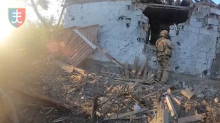Soldaten führen Stabilisierungsmaßnahmen im Dorf Staromayorske in der Region Donezk durch.