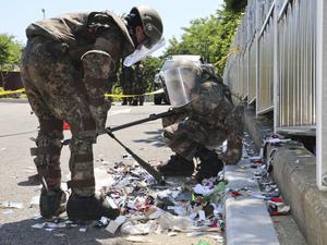 Südkoreanische Soldaten in Schutzkleidung überprüfen Müll eines vermutlich aus Nordkorea entsandten Ballons.