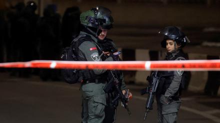 Israelische Sicherheitskräfte stehen nach der Messerattacke in Ost-Jerusalem Wache (Symbolbild).