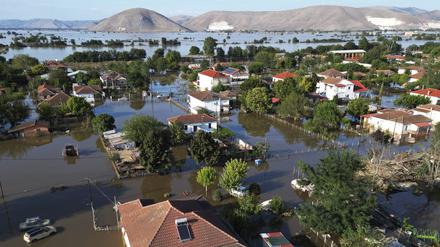 Hochwasser und Schlamm umgeben die Häuser der Stadt Palamas.