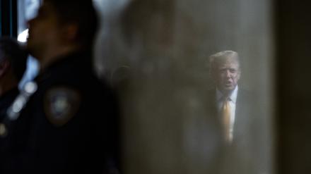 Der ehemalige US-Präsident Donald Trump, der sich in der Wand spiegelt, spricht zu Reportern, als die Geschworenen entlassen werden, um mit den Beratungen für seinen Strafprozess im Manhattan Criminal Court zu beginnen.