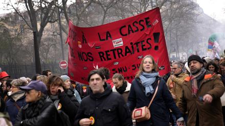 Demonstranten halten ein Transparent mit der Aufschrift „Stoppt die Abschaffung unserer Renten“ (Symbolbild).