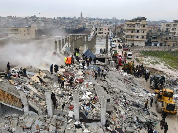 Anwohner suchen in der Stadt Sarmada im Nordwesten der syrischen Provinz Idlib in den Trümmern eingestürzter Gebäude nach Opfern und Überlebenden.