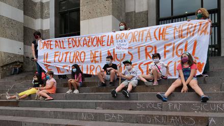  „Gebt der Schule den Vorrang, den sie verdient“, heißt es auf einem Protestplakat in Brescia in der Lombardei 2021