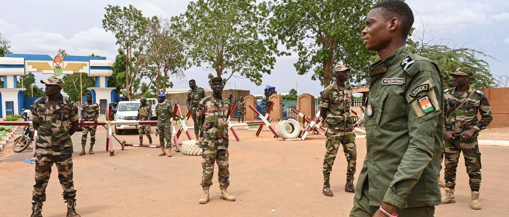 Angesichts einer möglichen militärischen Intervention durch die westafrikanische Staatengemeinschaft Ecowas hat die Junta im Niger die Streitkräfte in höchste Alarmbereitschaft versetzt (Symbolbild).