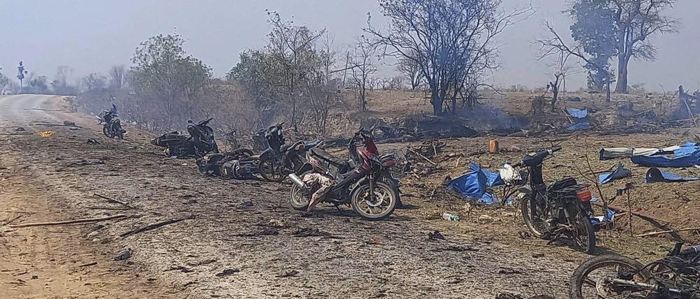 Dieses von der Kyunhla Activists Group via AP zur Verfügung gestellte Foto zeigt die Folgen eines Luftangriffs.