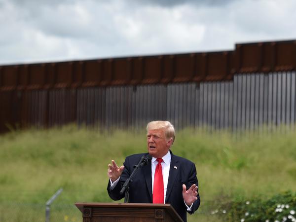 El expresidente estadounidense Donald Trump visita una sección inacabada del muro a lo largo de la frontera entre Estados Unidos y México (imagen de archivo).