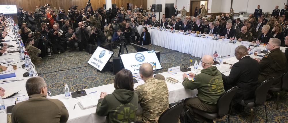 Dutzende Journalisten verfolgen den Auftakt der Ukraine-Konferenz auf der US-Airbase Ramstein.