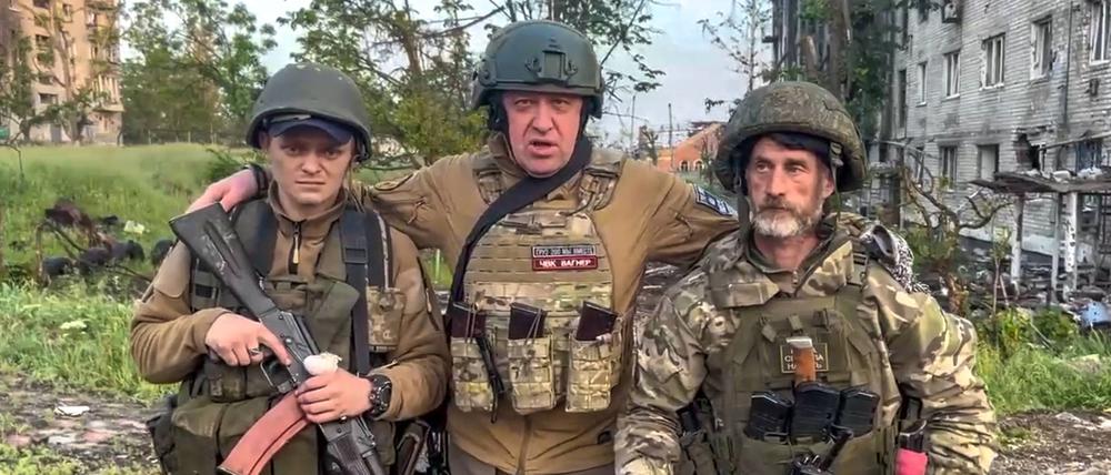 Söldner-Chef Prigoschin mit zwei seiner Soldaten in der ukrainischen Stadt Bachmut.