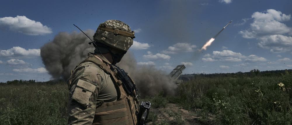 Ein ukrainischer Soldat beobachtet, wie ein Grad-Mehrfachraketenwerfersystem in der Nähe von Bachmut Raketen abfeuert (Symbolbild).